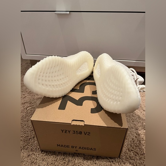 Authentic brand new Yeezy Boost 350 V2 in Bone Size US 5 (unisex) - Picture 5 of 8